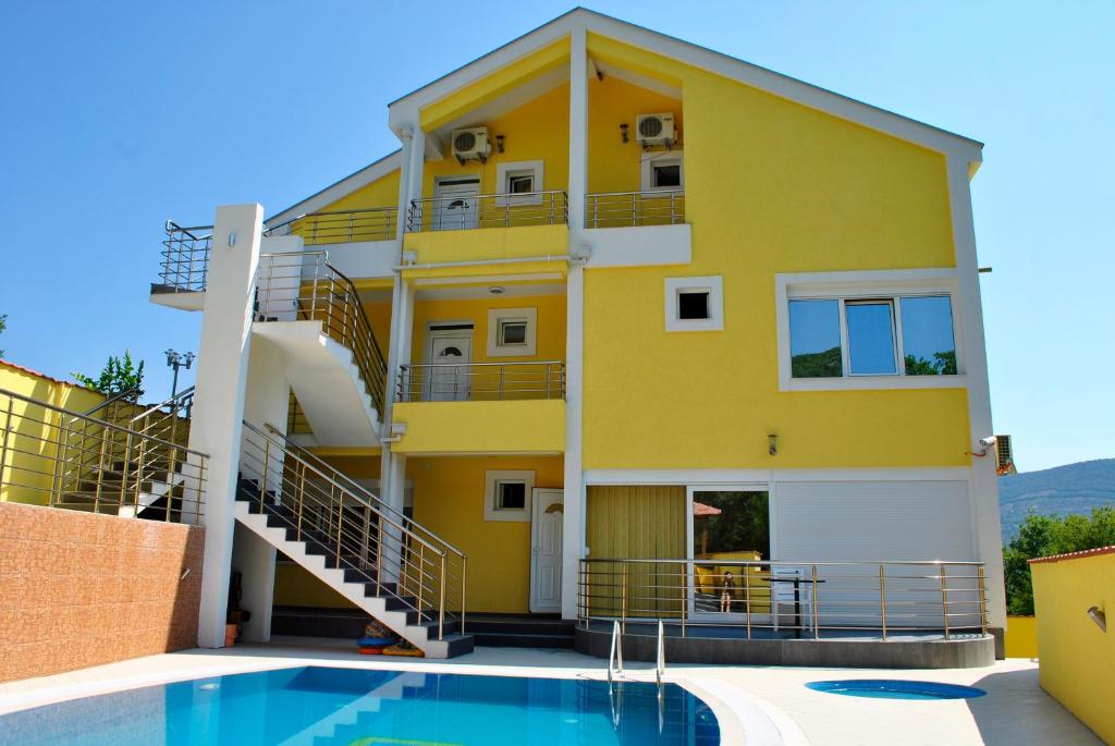 Bazén v ubytování Apartmani Crypto House nebo v jeho okolí