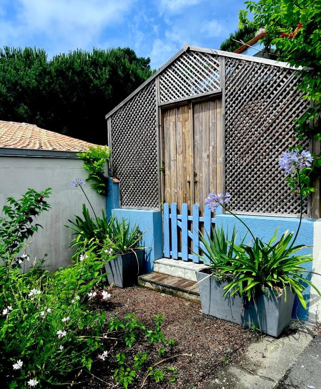 un petit hangar avec une porte en bois dans une cour dans l'établissement Charming house close to the Plage des Huttes, à Chaucre