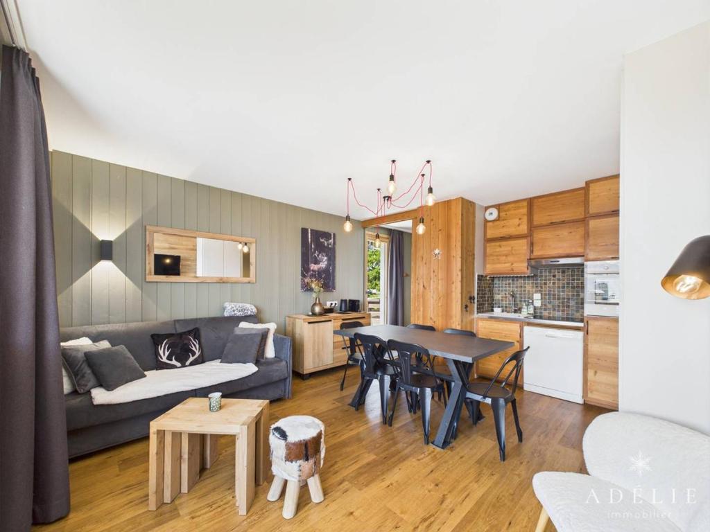 un salon avec un canapé et une table dans l'établissement Appartement 2 Pièces Cabine pour 6 Personnes - Skis aux Pieds, Balcons, Parking, WIFI ! - FR-1-398-548, à La Rosière