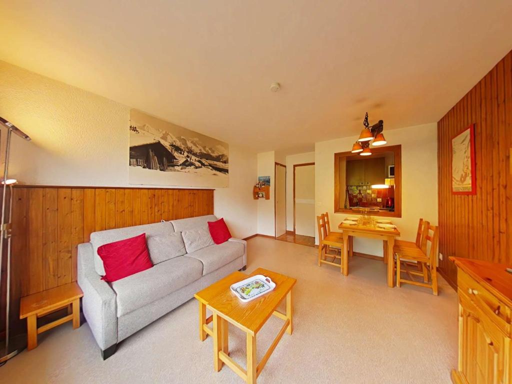 un salon avec un canapé et une table dans l'établissement Studio confortable - 4 pers, parking, animaux acceptés - FR-1-241-97, au Grand-Bornand