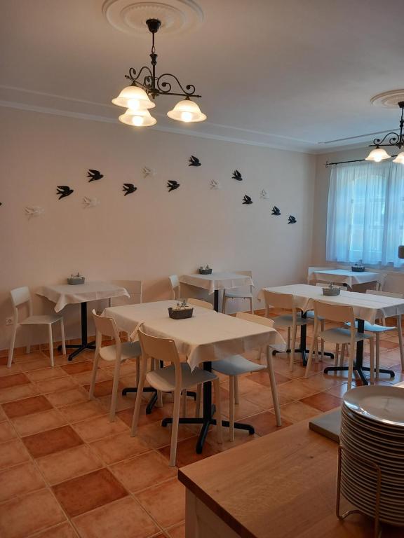 Restauracja lub miejsce do jedzenia w obiekcie Karpatia Panzio