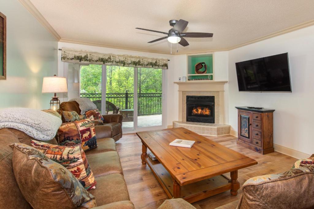 Μια τηλεόραση ή/και κέντρο ψυχαγωγίας στο Cs Creekside Condo By Avada Properties