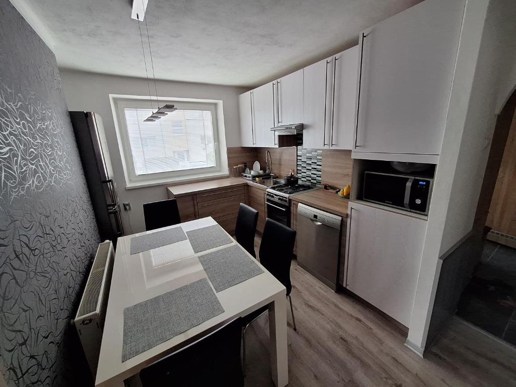 Η κουζίνα ή μικρή κουζίνα στο Apartmán Banská Bystrica