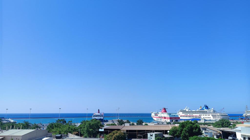 statek wycieczkowy jest zacumowany w porcie w obiekcie City Life Port Hotel w Heraklionie