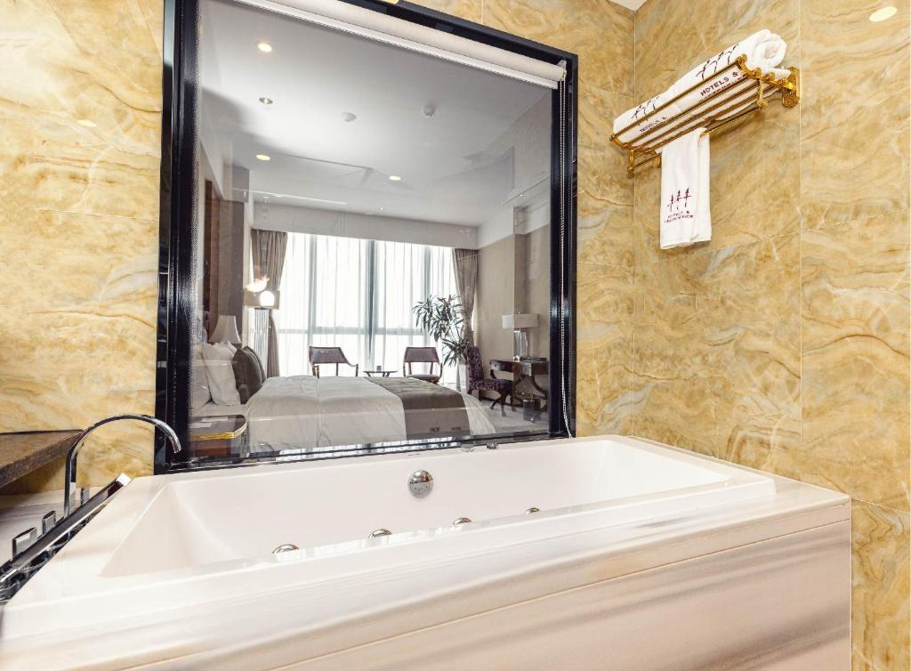 Koupelna v ubytování Hotels & Preference Hualing Tbilisi