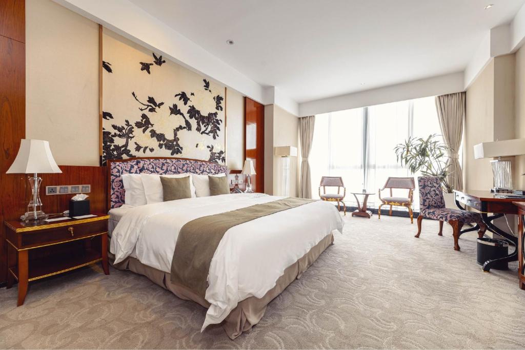 Postel nebo postele na pokoji v ubytování Hotels & Preference Hualing Tbilisi