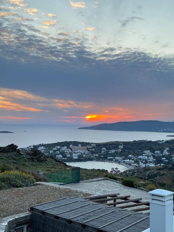 Blick auf den Sonnenuntergang von einem Haus in der Unterkunft Stivari view in Batsi