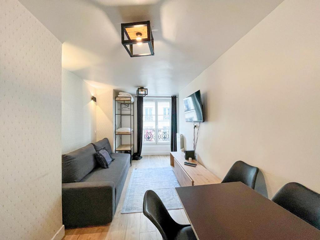 Televízia a/alebo spoločenská miestnosť v ubytovaní 152 - Urban Cosy Flat in Paris