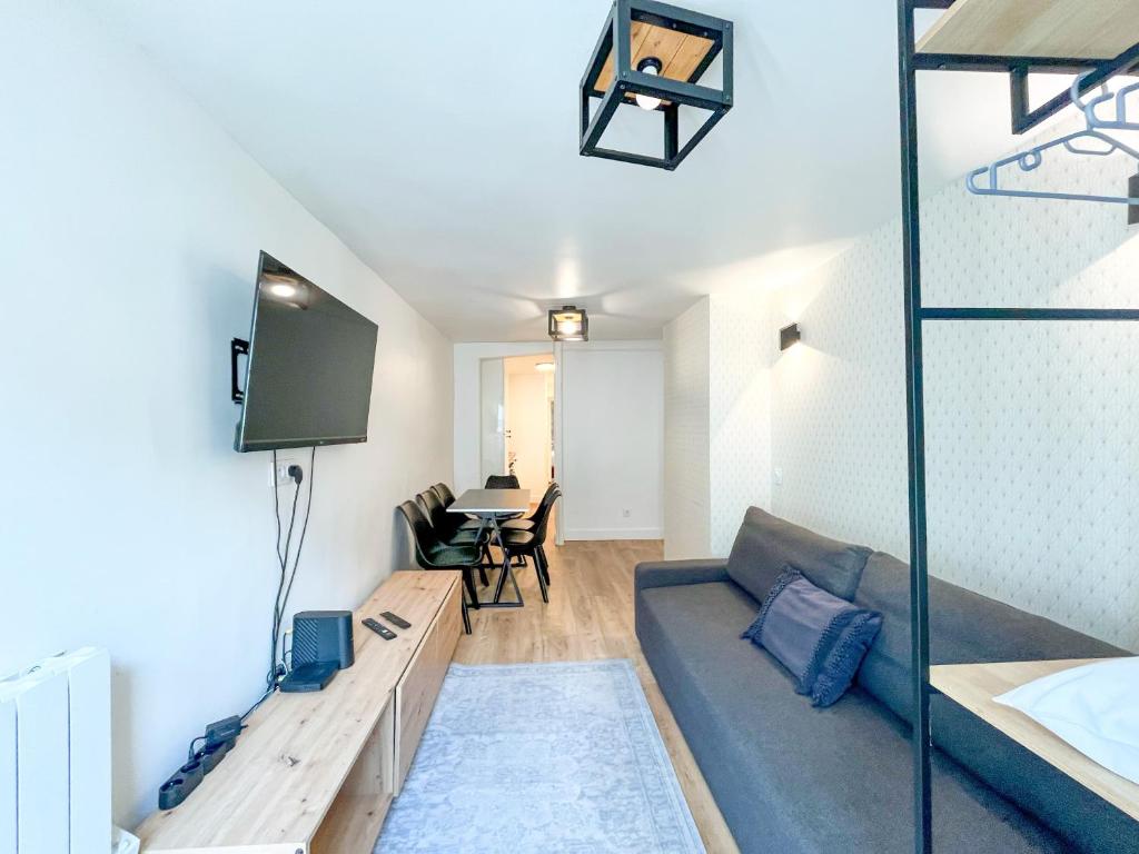 Televízia a/alebo spoločenská miestnosť v ubytovaní 152 - Urban Cosy Flat in Paris