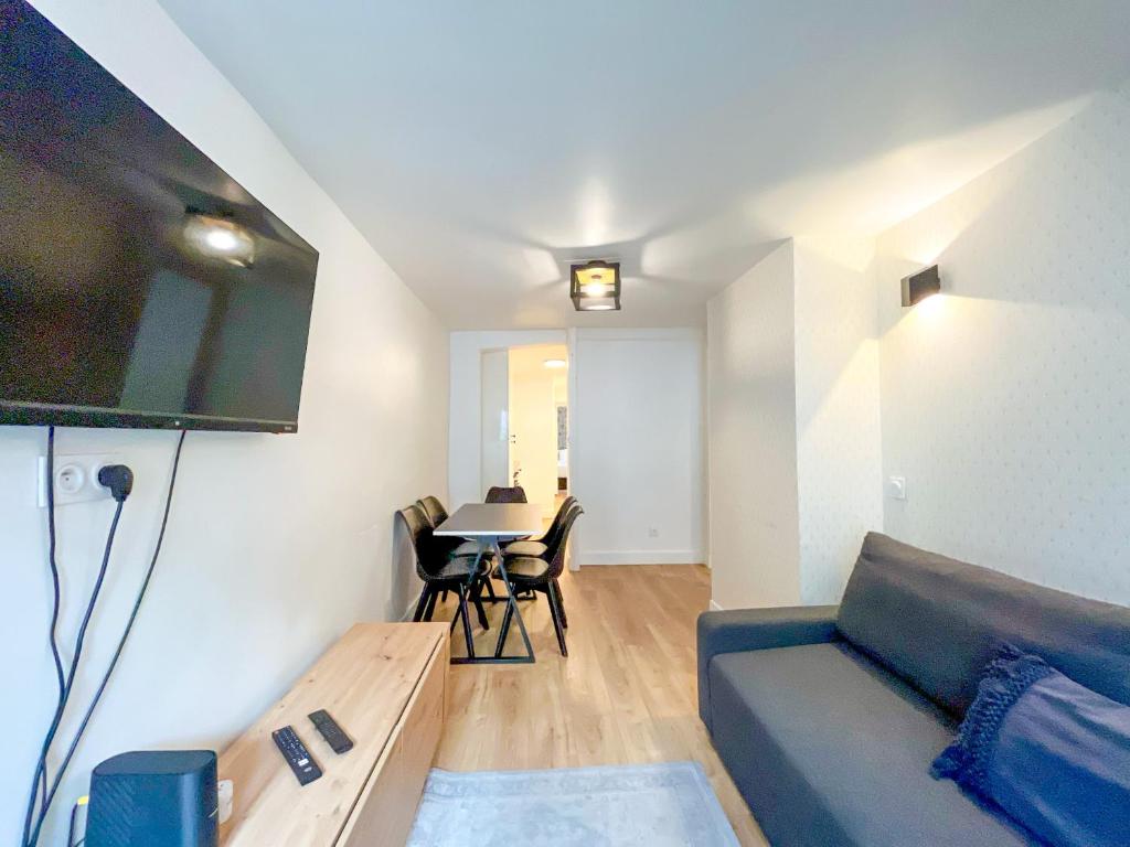 Televízia a/alebo spoločenská miestnosť v ubytovaní 152 - Urban Cosy Flat in Paris
