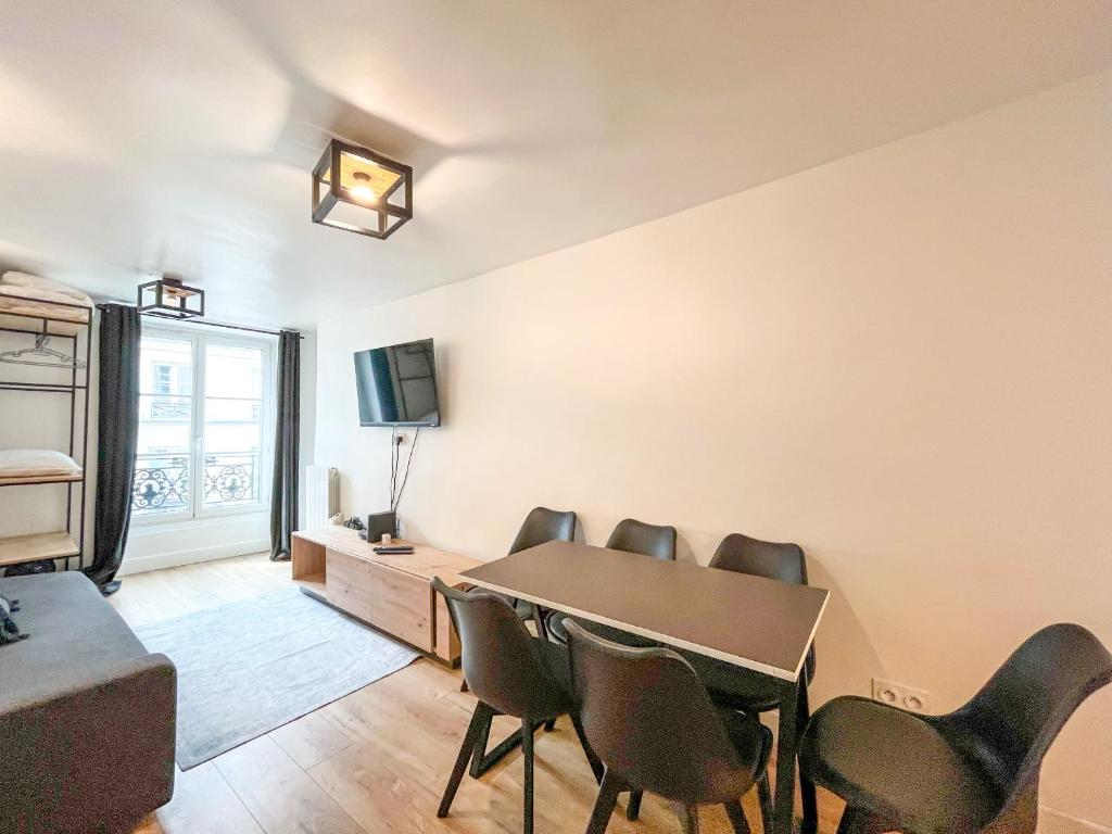 Televízia a/alebo spoločenská miestnosť v ubytovaní 152 - Urban Cosy Flat in Paris