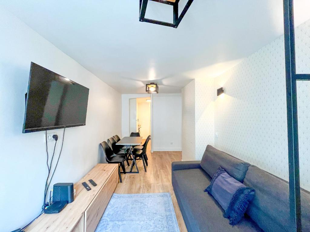 Televízia a/alebo spoločenská miestnosť v ubytovaní 152 - Urban Cosy Flat in Paris