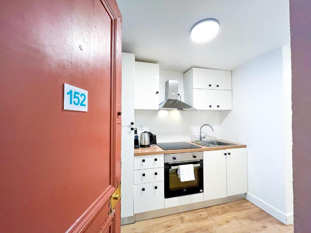 Kuchyňa alebo kuchynka v ubytovaní 152 - Urban Cosy Flat in Paris