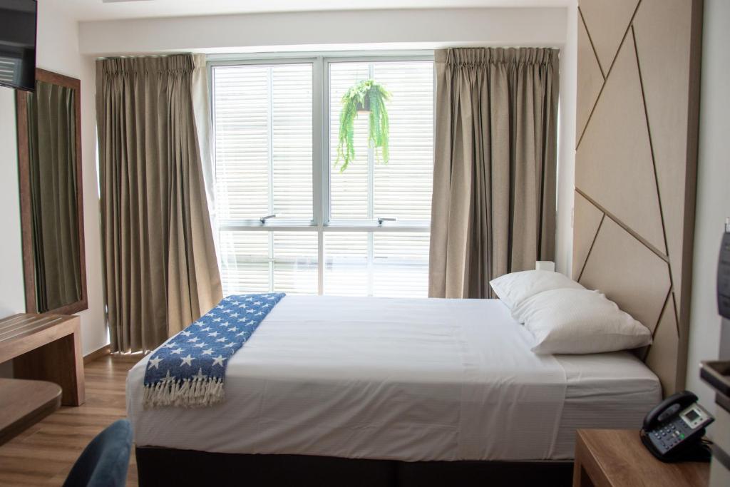 Postel nebo postele na pokoji v ubytování Grau Business Hotel