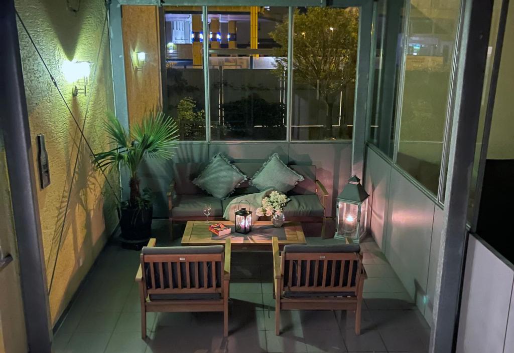 a balcony with a couch and a table and chairs at Metropolitan am Schloßpark in Paderborn