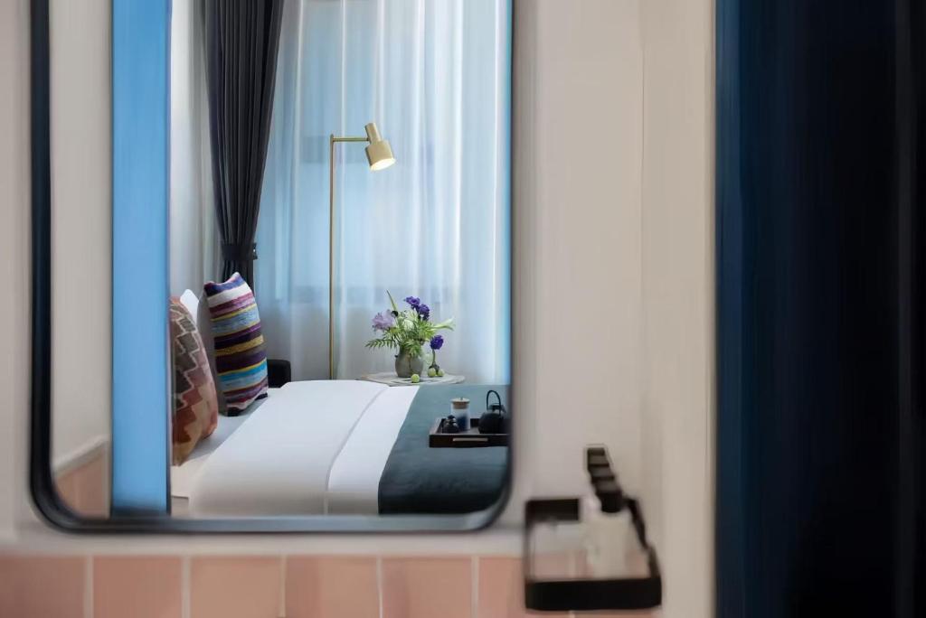 Postel nebo postele na pokoji v ubytování Peking Yard Boutique Hotel