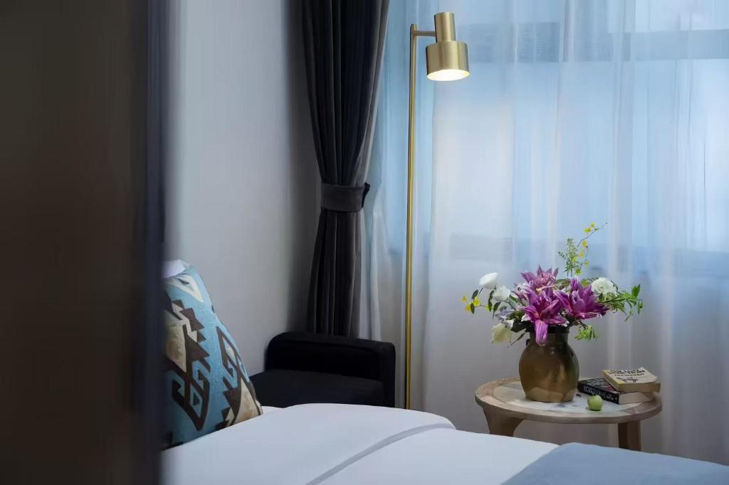 Postel nebo postele na pokoji v ubytování Peking Yard Boutique Hotel