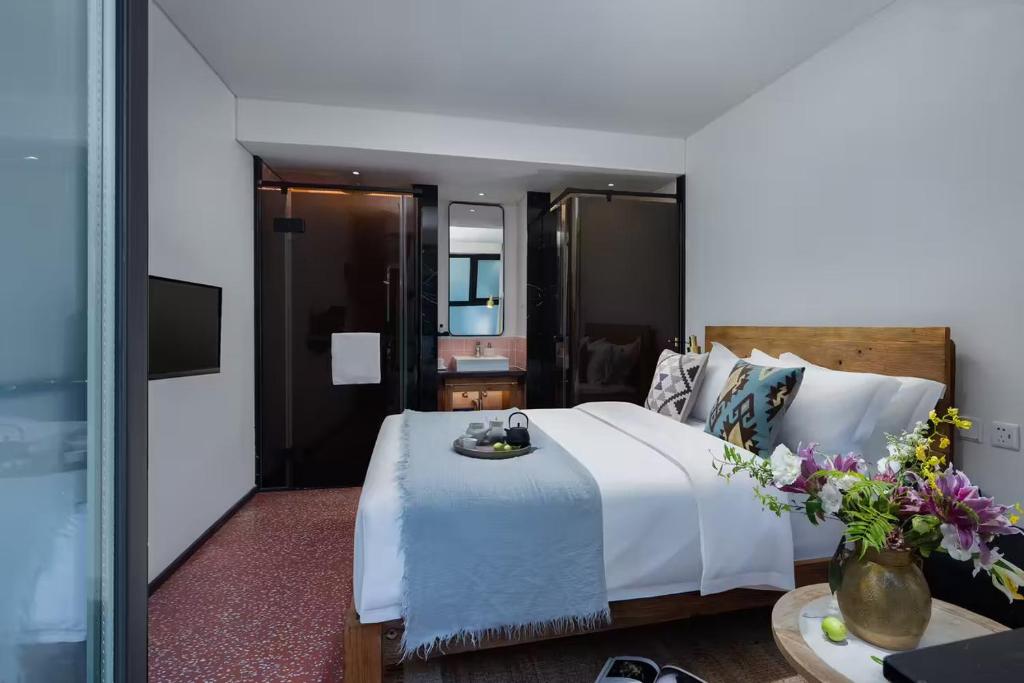 Postel nebo postele na pokoji v ubytování Peking Yard Boutique Hotel
