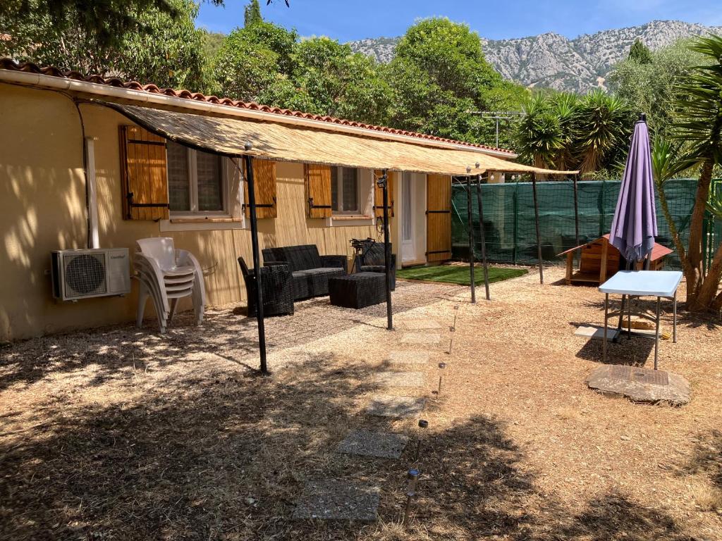Photo de la galerie de l'établissement Paillote à Baudouvin Studio avec jardin, à La Valette-du-Var