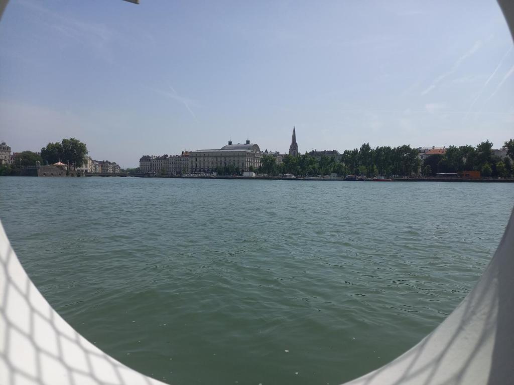 - une vue sur une étendue d'eau depuis un bateau dans l'établissement Péniche UHARTEA chambre d'hôtes 