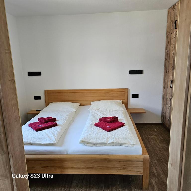 A bed or beds in a room at Appartementhaus Eisbauer