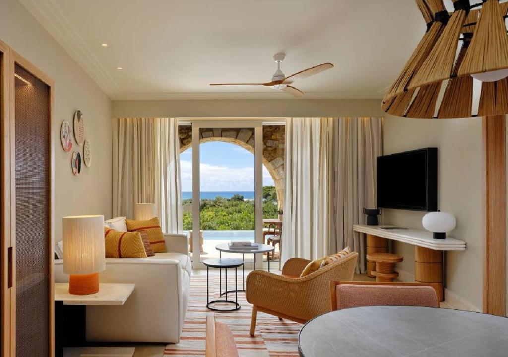 Μια τηλεόραση ή/και κέντρο ψυχαγωγίας στο The Westin Resort, Costa Navarino 