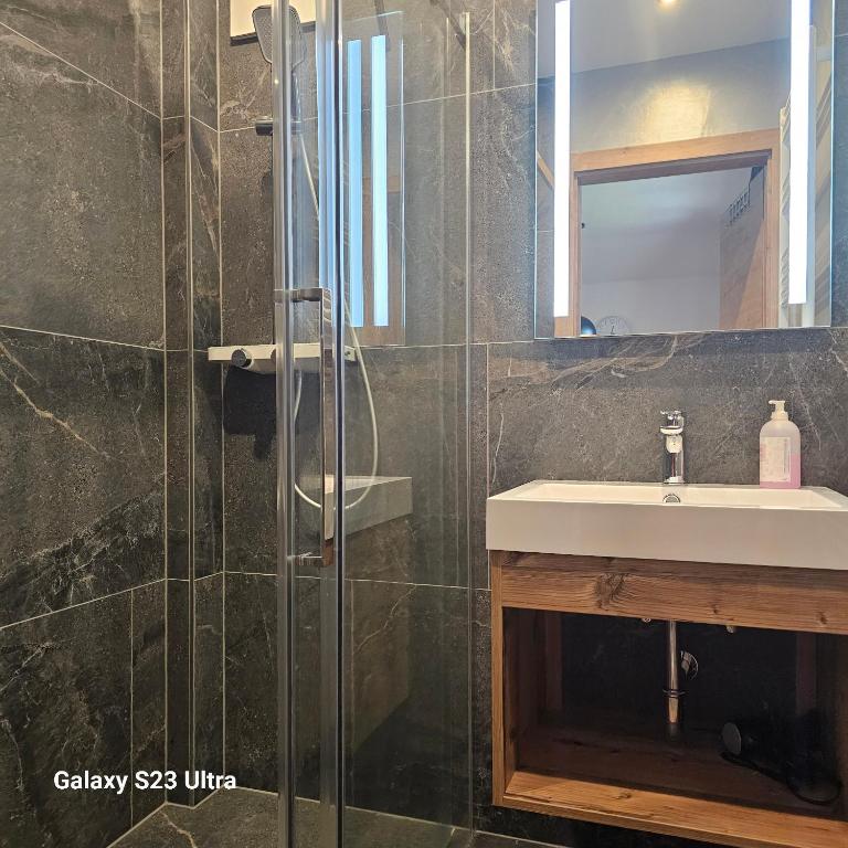A bathroom at Appartementhaus Eisbauer