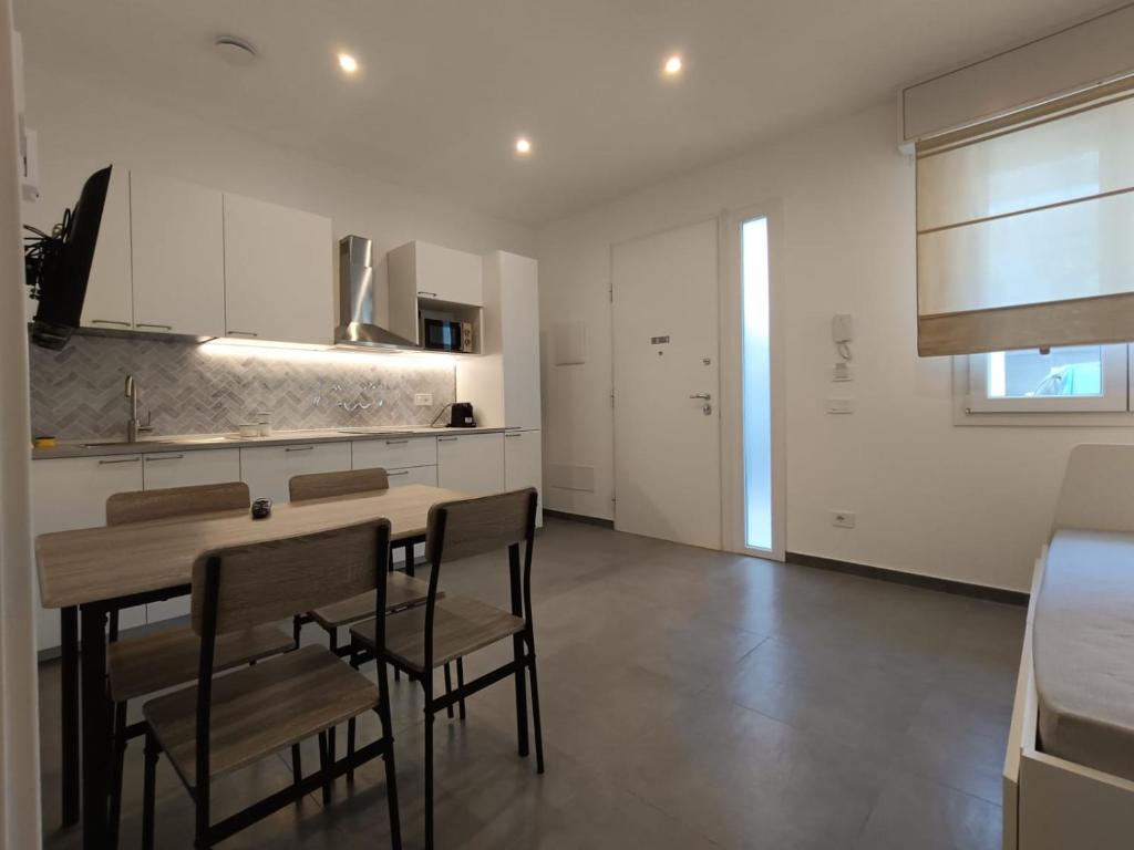 a kitchen and dining room with a table and chairs at Villa Bianca Appartamenti in Rimini