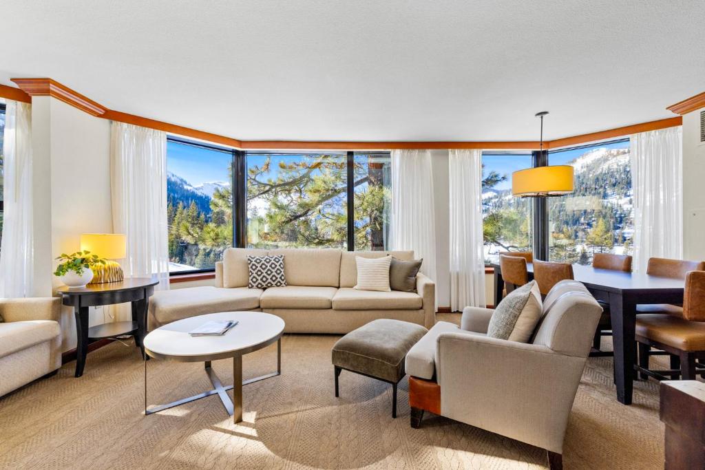 sala de estar con sofá, mesa y algunas ventanas en Everline #402/404, en Olympic Valley