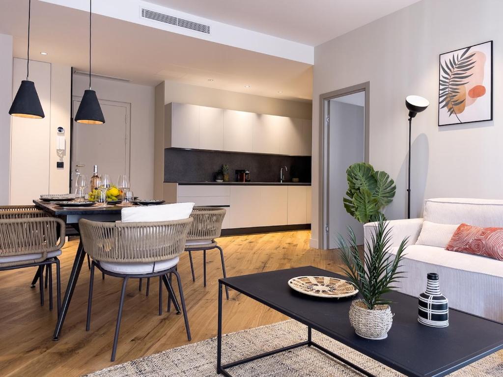 a living room with a couch and a table at Appartement Niçois - 3 Pièces au Centre in Nice