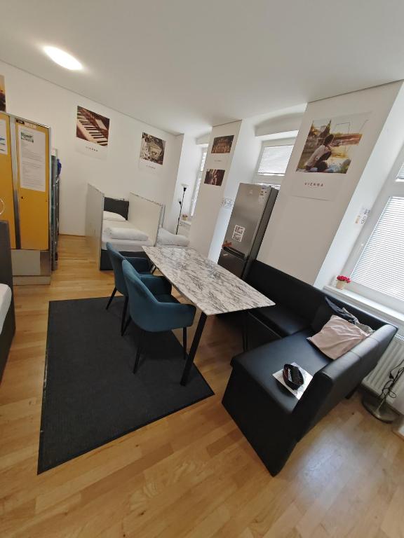 维也纳ABAI Apartments 1140 only WWW-On-line-Check-in & SelfService的客厅配有桌椅和沙发