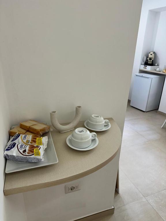 Příslušenství pro přípravu čaje a kávy v ubytování GoSe Rooms