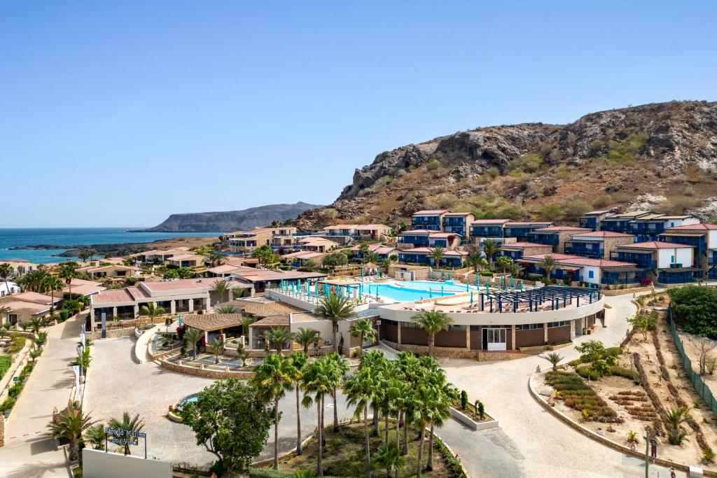 サル・レイにあるBarceló Marine Boa Vista - Adults Onlyのプール付きのリゾートの空中ビュー