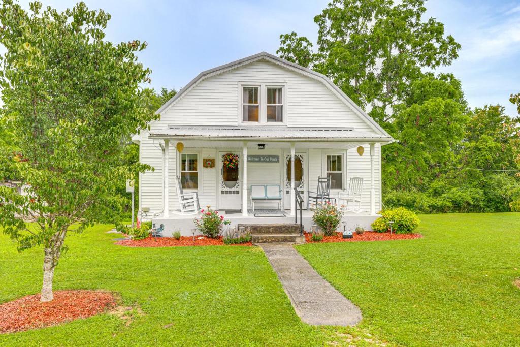 BeattyvilleにあるGrandmas Farm House on 125 Acres with Fire Pit!の芝生の白家