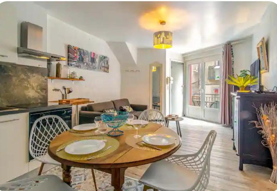 une cuisine et une salle à manger avec une table et des chaises dans l'établissement 