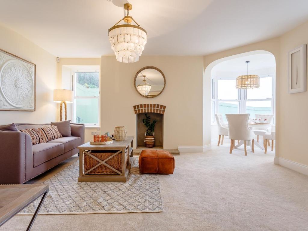 una sala de estar con un sofá y una mesa en 2 Bed in Westward Ho 77589, en Northam