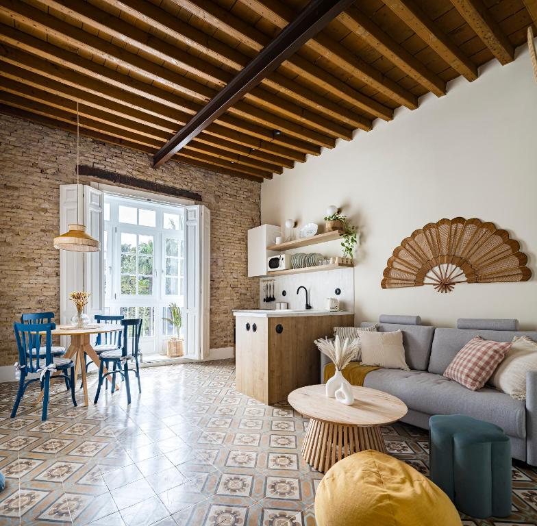 a living room with a couch and a table at La Casa del Caballero in Cartagena
