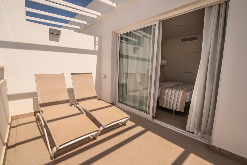 Postel nebo postele na pokoji v ubytování Aequora Lanzarote Suites