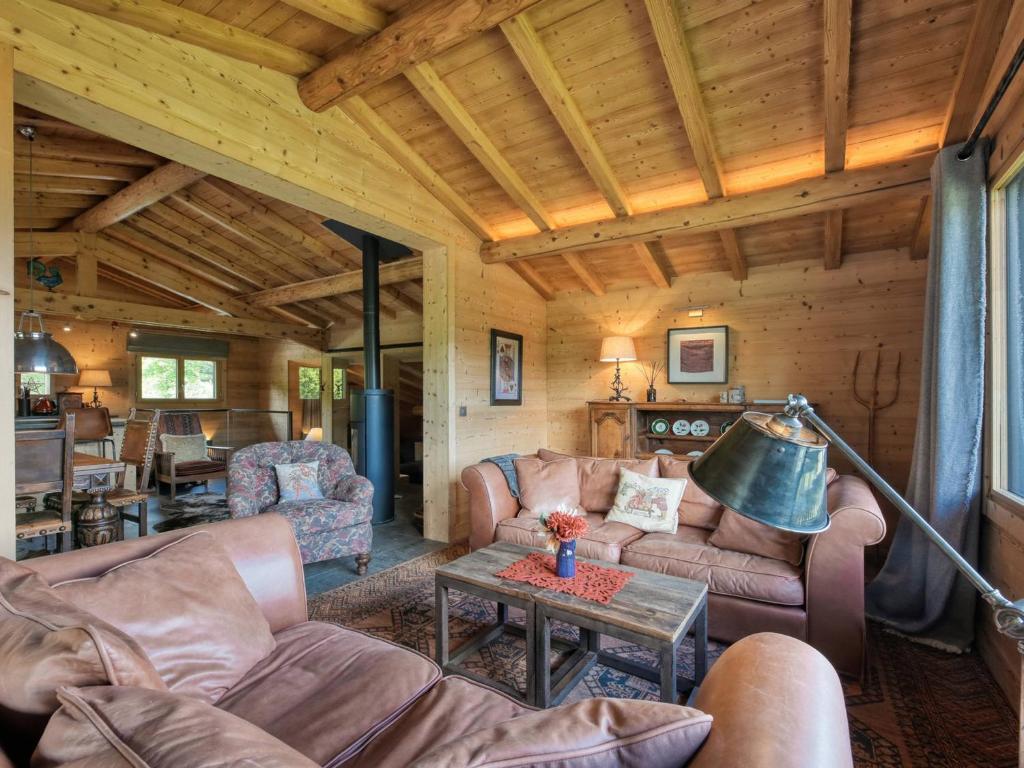 - un salon avec des meubles en cuir dans une cabane en rondins dans l'établissement Chalet 8 pers à Saint-Gervais, proche pistes, parking, wifi, jardin - FR-1-663-29, à Saint-Gervais-les-Bains