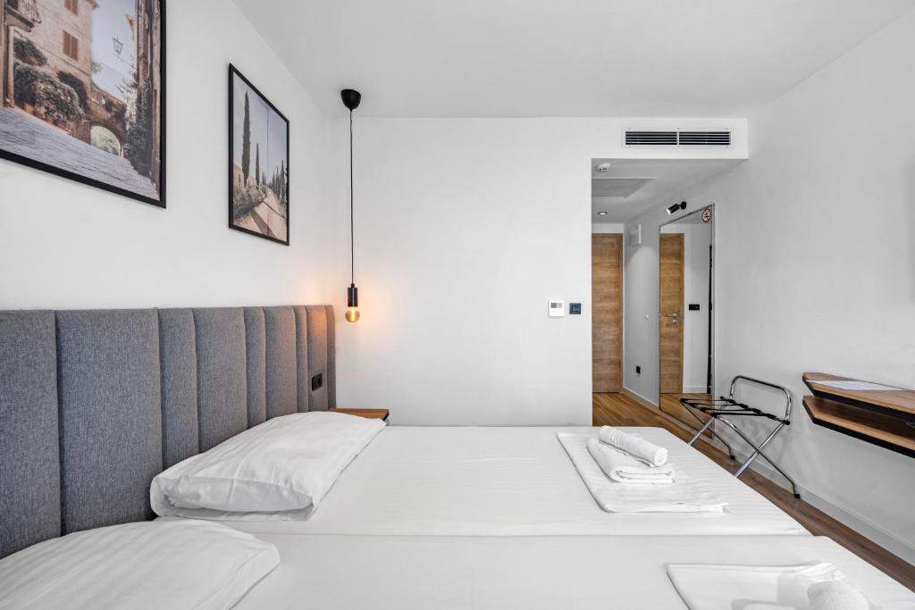Postel nebo postele na pokoji v ubytování Hotel Miran Pirovac