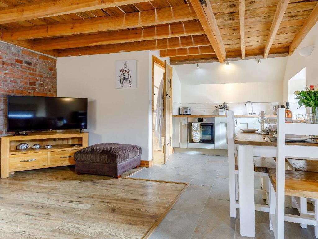 Painscastleにある1 Bed in Hay-on-Wye 81465のキッチン、リビングルーム(テレビ、テーブル付)