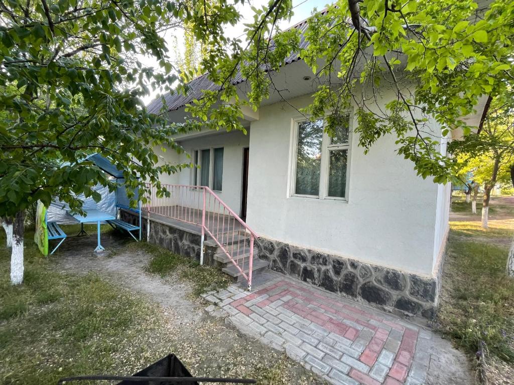 Budova, kde se kemp nachází