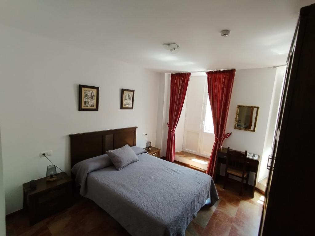 Postel nebo postele na pokoji v ubytování Hostal San Cayetano