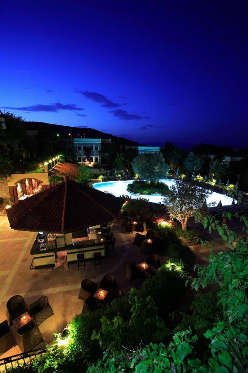 Bazén v ubytování Zeytinada Hotel nebo v jeho okolí