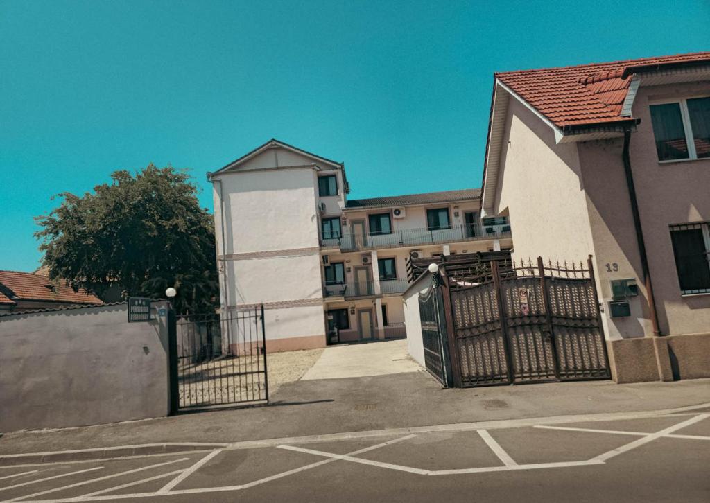 ein Gebäude mit einem Tor vor einem Gebäude in der Unterkunft Pension Recidency in Oradea