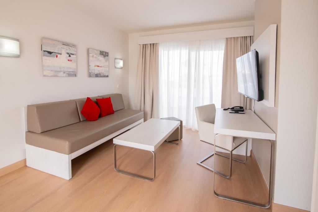 TV a/nebo společenská místnost v ubytování Aequora Lanzarote Suites