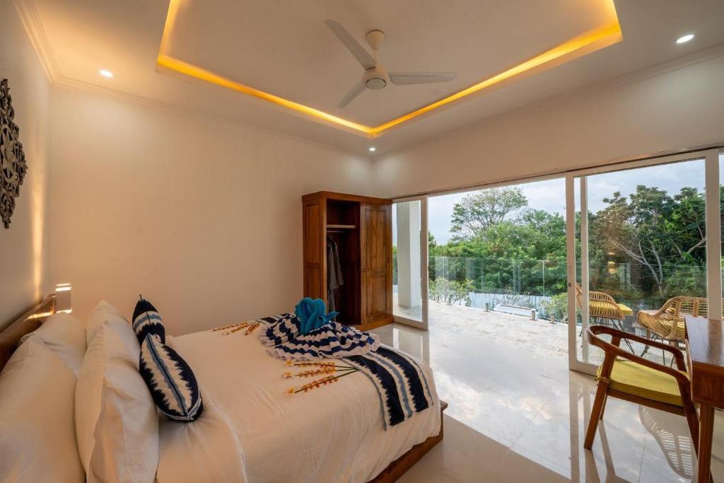 Postel nebo postele na pokoji v ubytování Radiance Ocean View Private Villas Lembongan