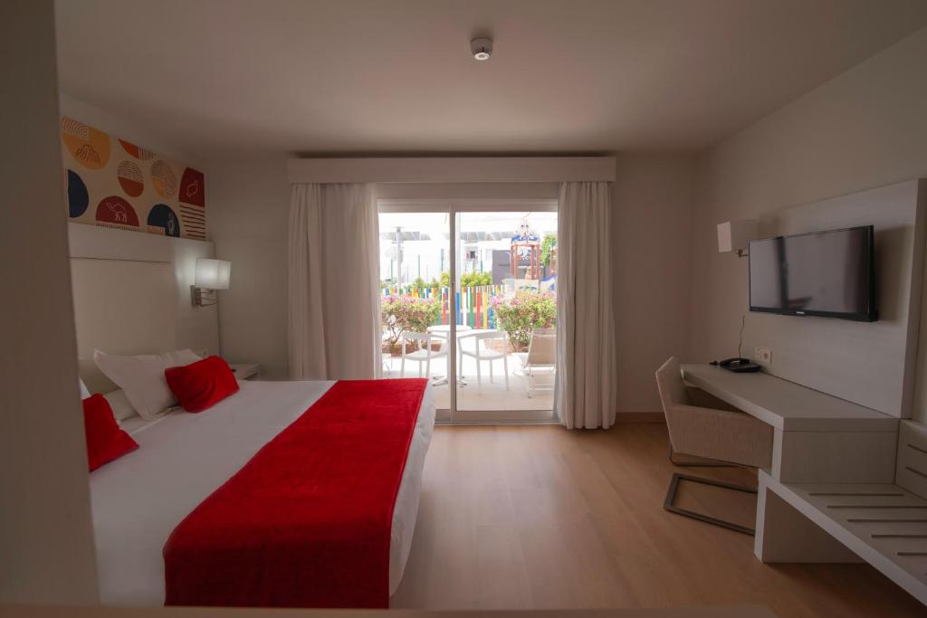 Postel nebo postele na pokoji v ubytování Aequora Lanzarote Suites