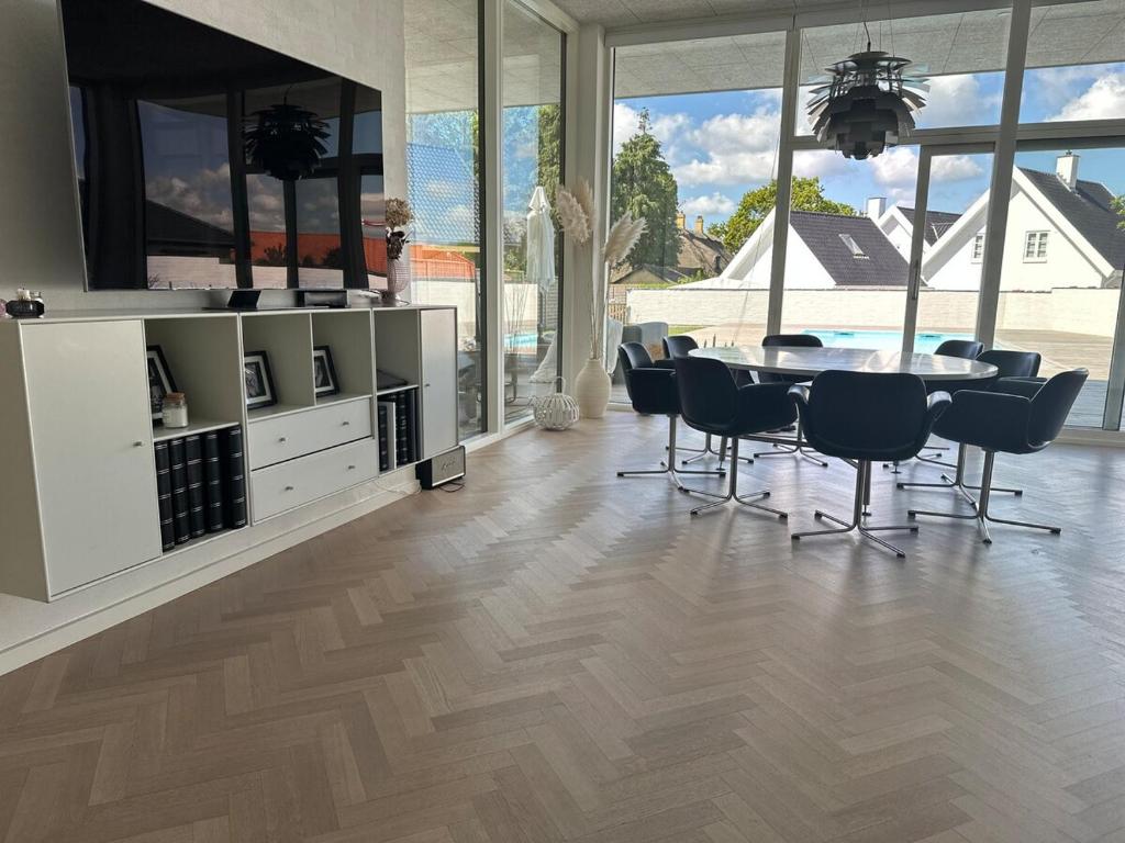 Un comedor con mesa y sillas en Beautiful gem in a quiet setting, en Svendborg