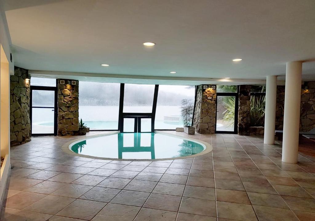 Bazén v ubytování Costa Serena Aparts & Spa nebo v jeho okolí